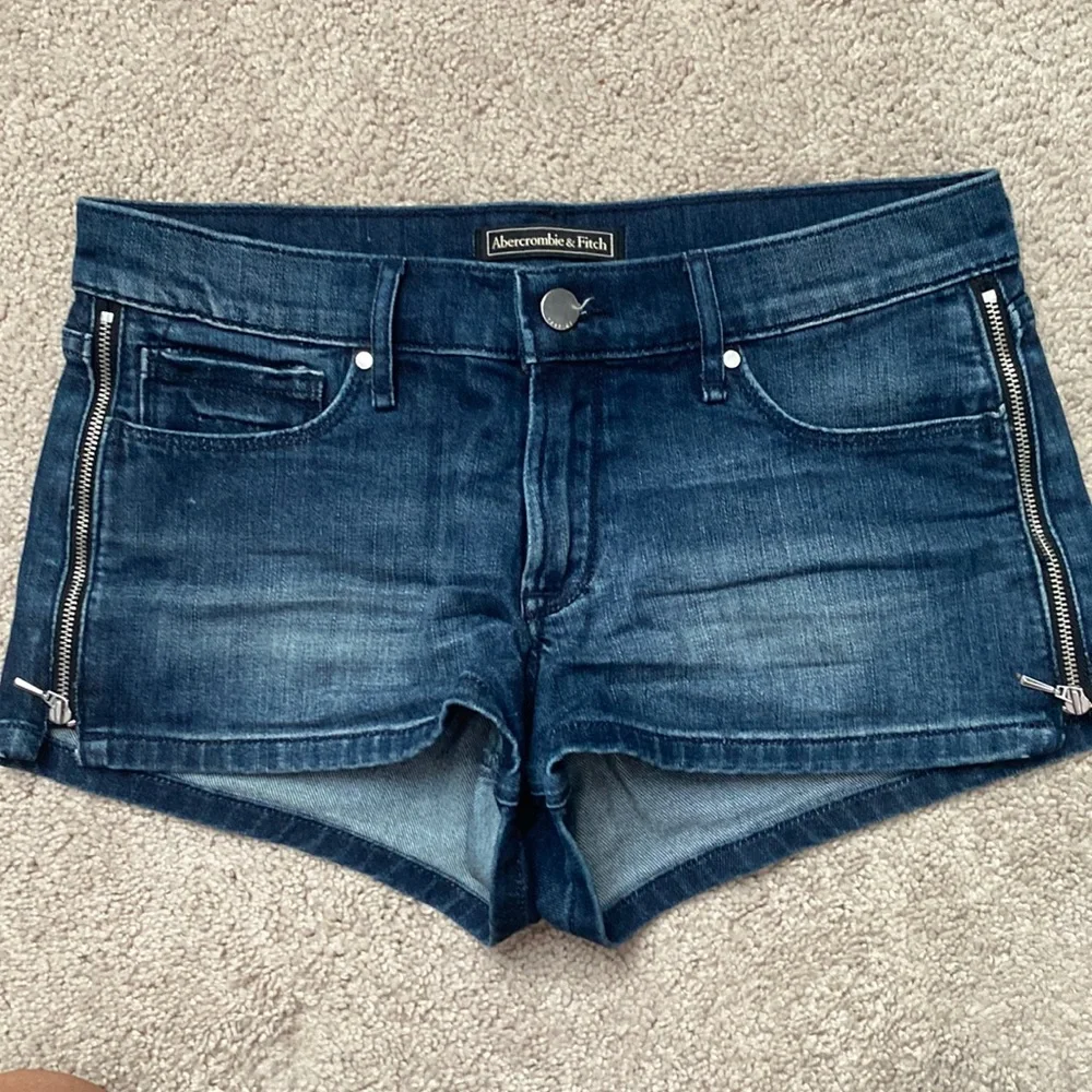 A&F short jean shorts with zippers
